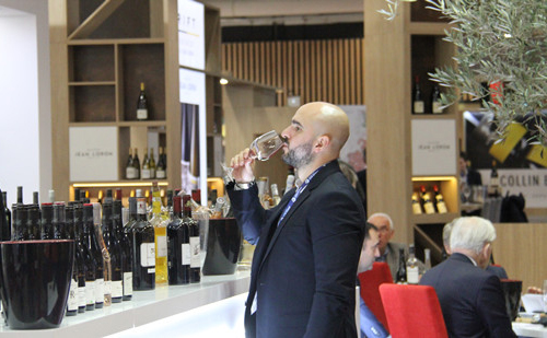 法國巴黎國際葡萄酒及烈酒博覽會(huì)上品嘗葡萄酒